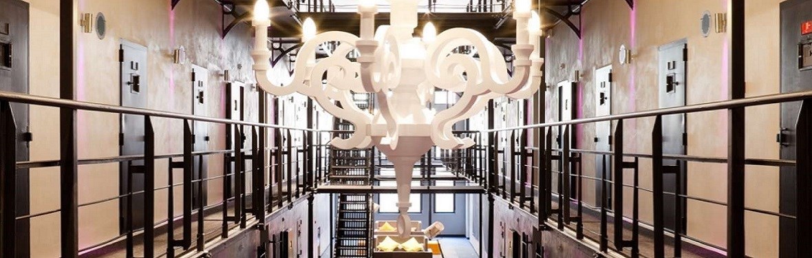 Vergaderen in een voormalige Gevangenis